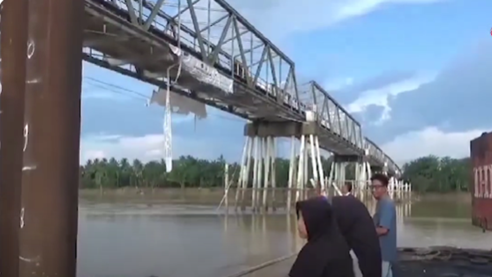 Bergoyang Saat Dilintasi Truk Besar, Jembatan Tembesi Mengkhawatirkan 