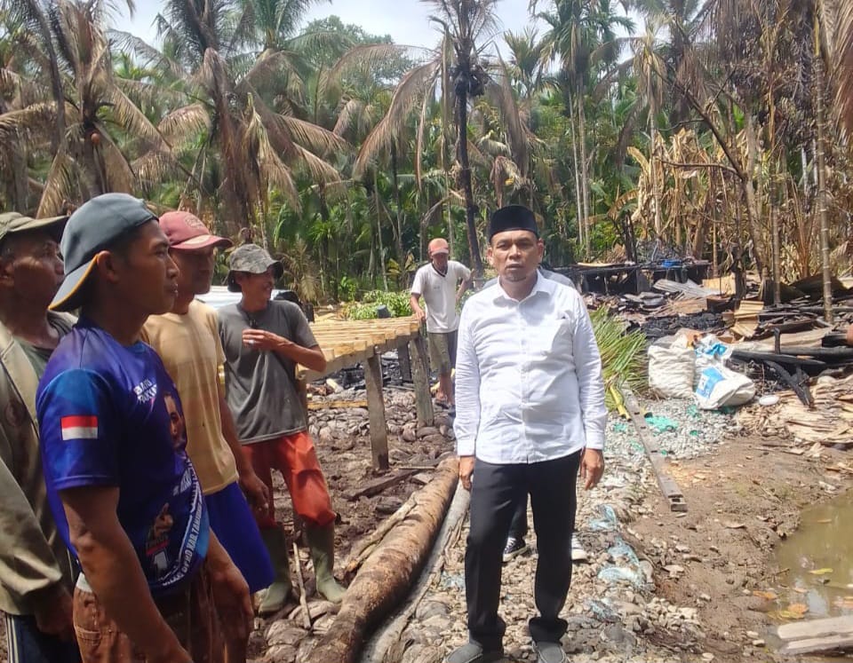 Peduli Korban Kebakaran Parit Deli, Cawabup Ustadz Amin Serahkan Bantuan