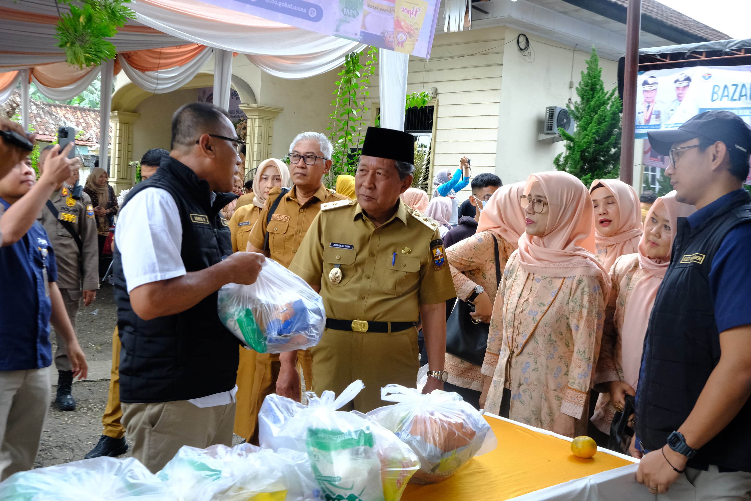 Wagub Abdullah Sani Buka Bazar Ramadan DWP Provinsi Jambi