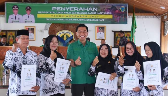 Bupati Fadhil Berikan Beasiswa Batang Hari Tangguh dan Sertifikat PTSL
