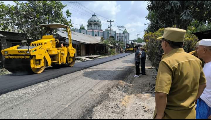 Pengaspalan Jalan di Bram Itam Kiri Tanjab Barat 