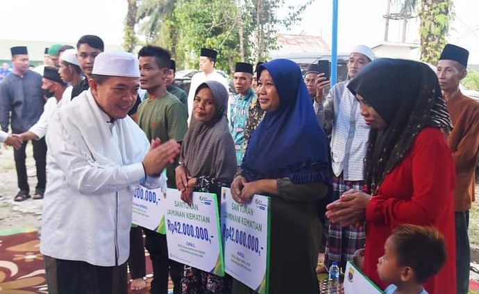 Safari Ramadhan, Gubernur Jambi Serahkan Bantuan Tali Asih di Kabupaten Batang Hari