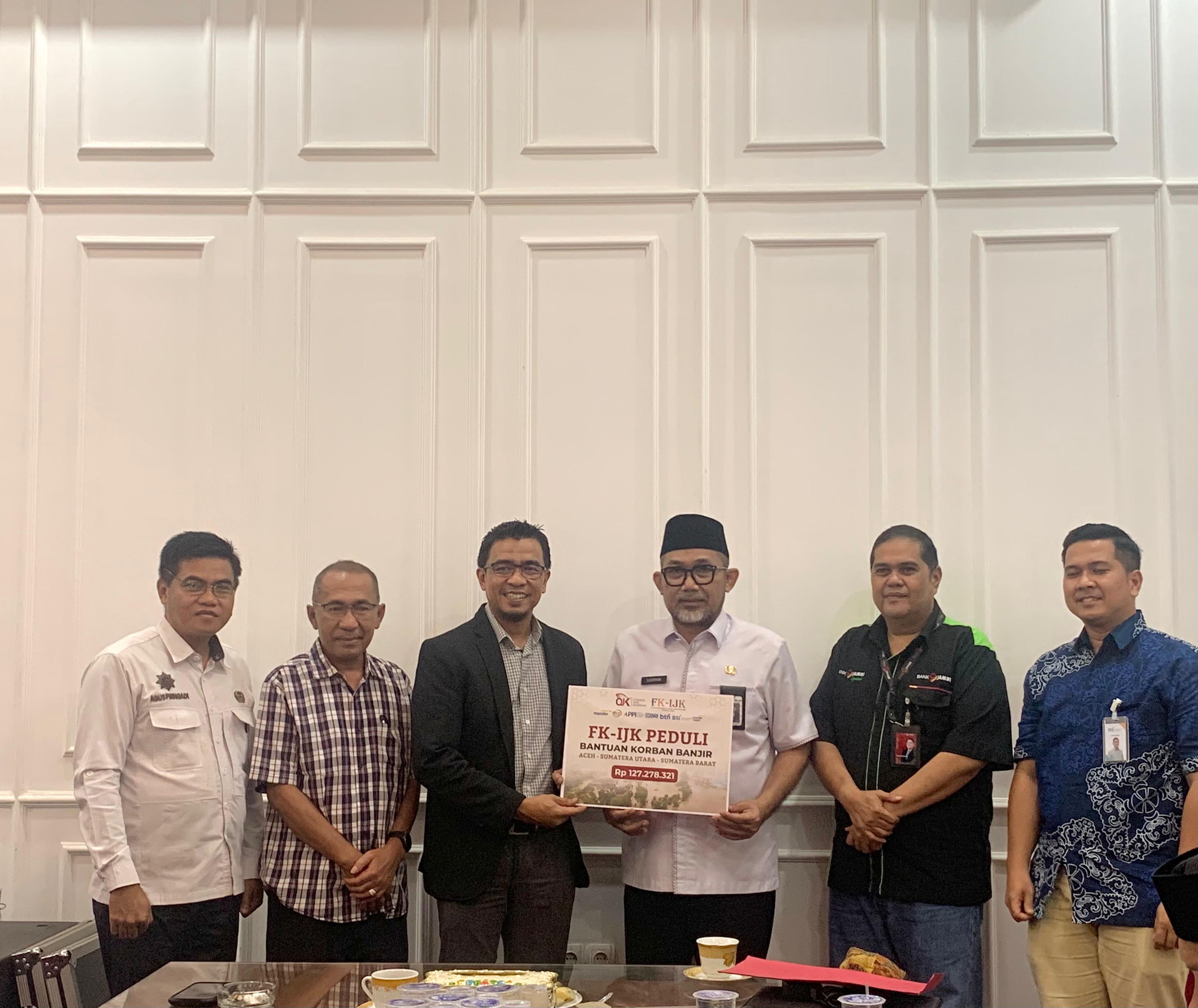 FK-IJK Jambi Serahkan Donasi Rp127 Juta untuk Korban Bencana