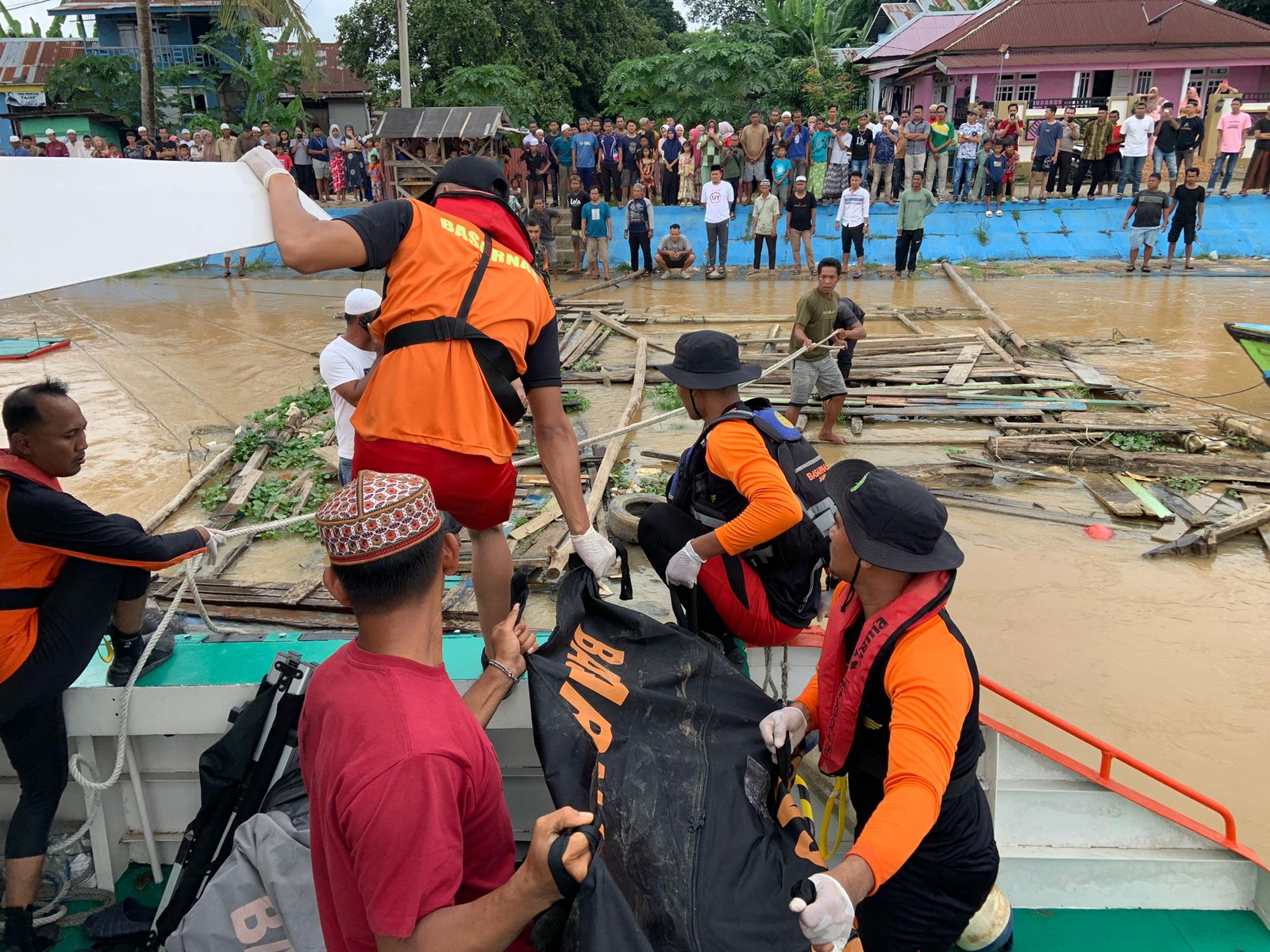 Hari ke 3 Pencarian, Piter Ditemukan Mengapung Sejauh 10 Meter dari Lokasi Kejadian