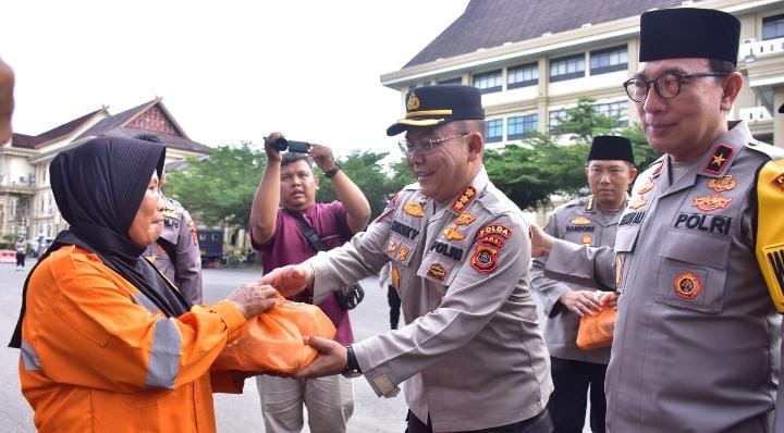 Polda Jambi Berbagi Berkah Ramadan, Bagikan Takjil dan Sembako ke Warga