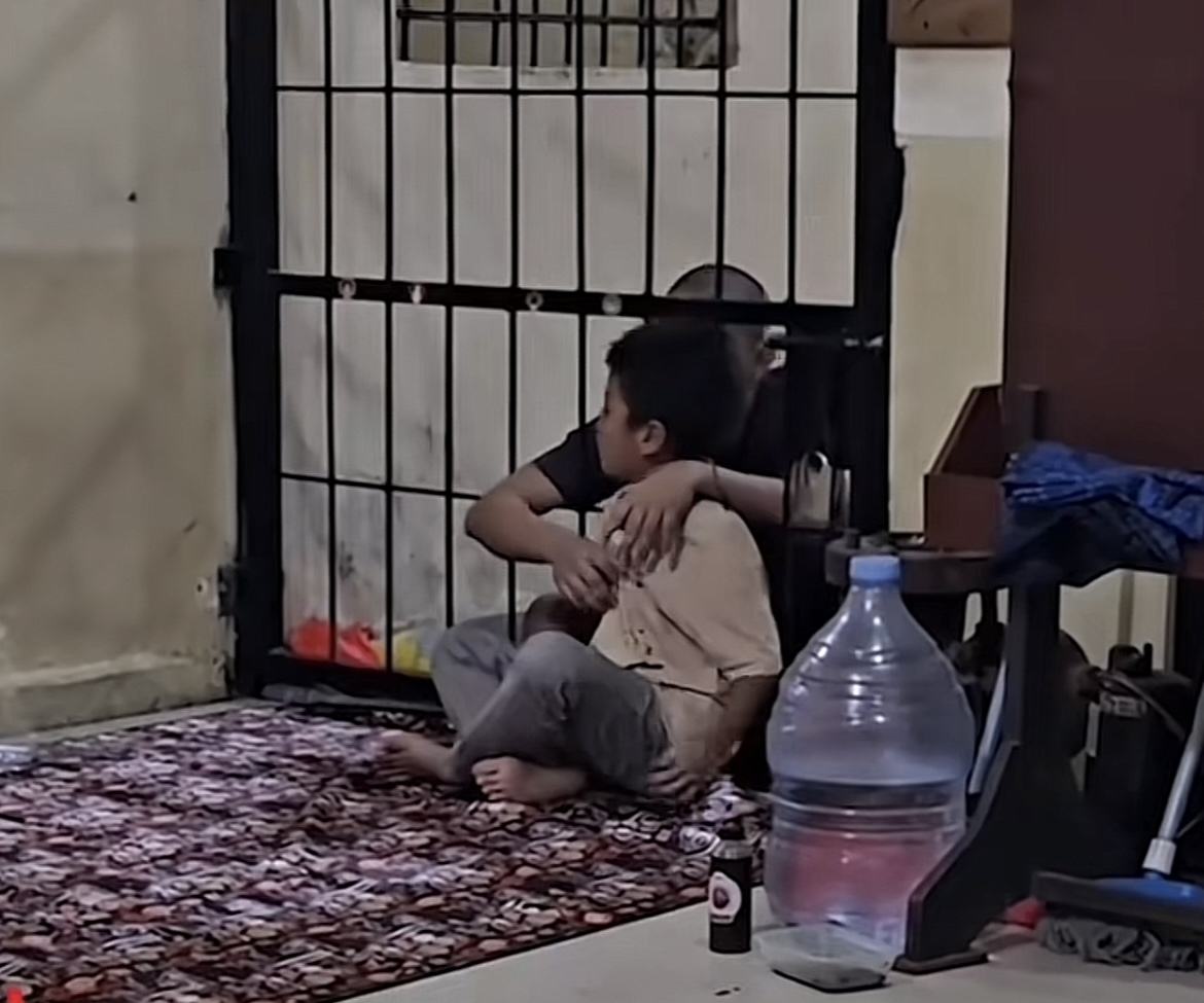 Bocah 6 Tahun Berbaring Peluk Ayah di Sel Tahanan Polsek Sekernan 