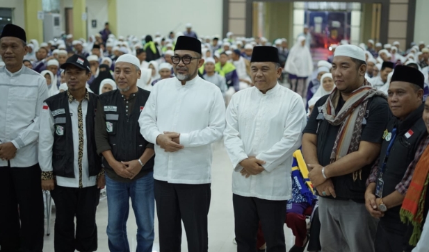 Sekda Kabupaten Muaro Jambi Budhi Hartono menyambut kepulangan Jamaah Haji Provinsi Jambi asal Kabupaten Muaro