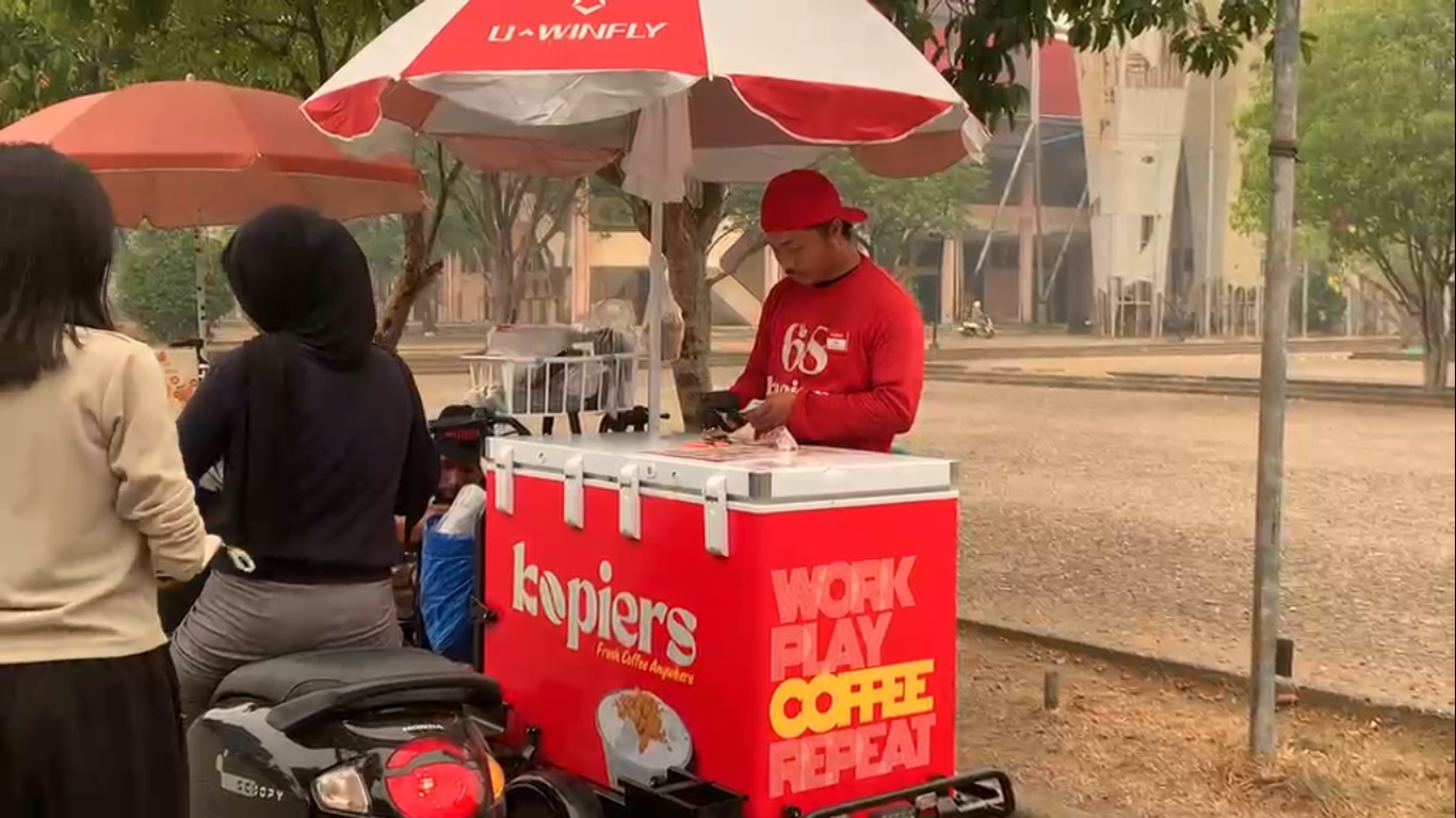Penjualan Kopi Keliling Masih Bertahan di Tengah Kabut Asap Jambi