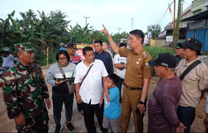 Tinjau Pembangunan Jembatan Penghubung Desa Kasang dan Desa Pudak Muaro Jambi 