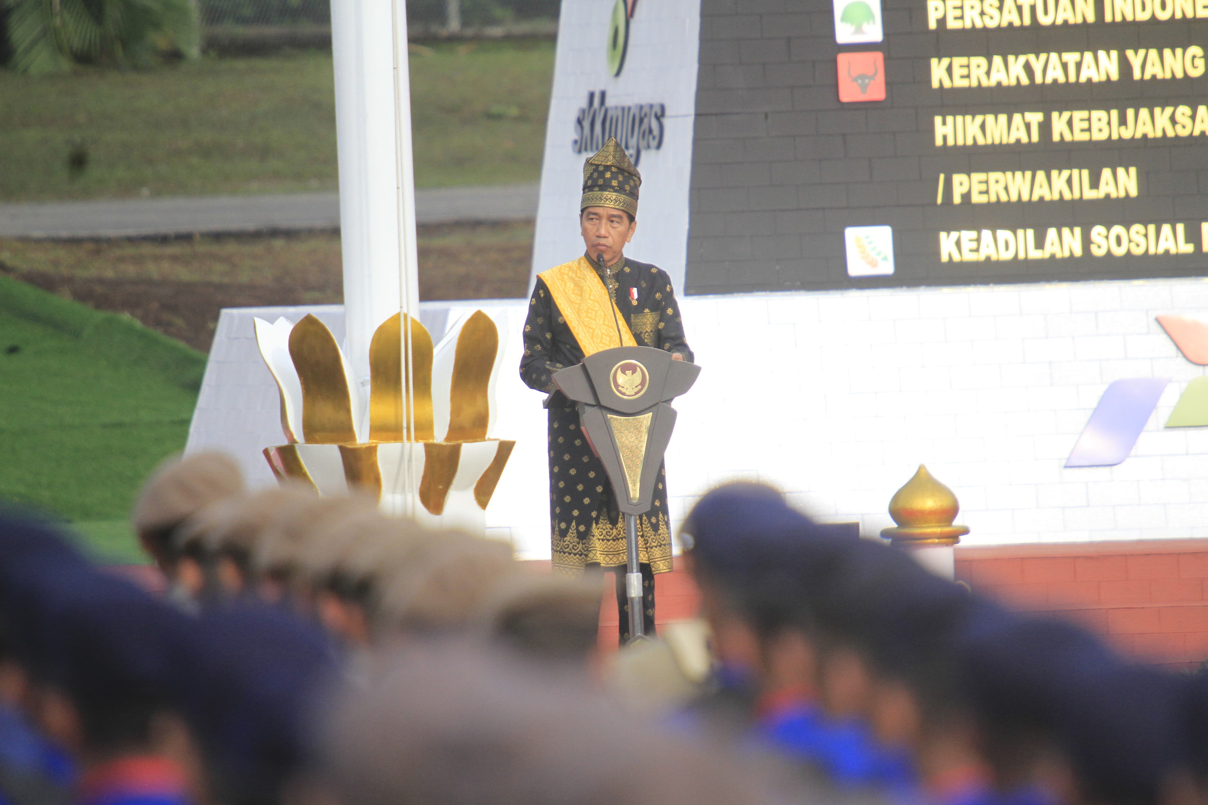 Presiden Jokowi Kenakan Pakaian Adat Melayu Saat Pimpin Upacara Harlah Pancasila di Lapangan Garuda 