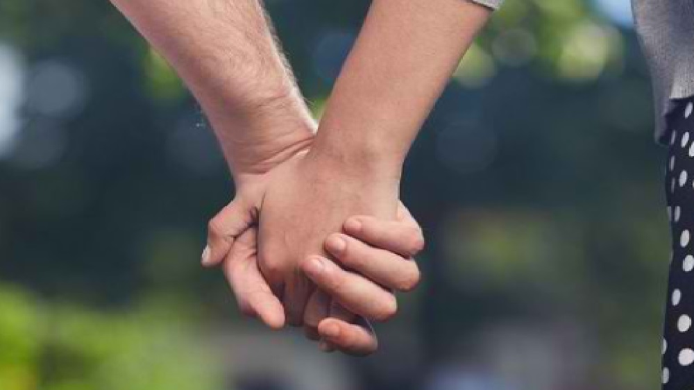 Manfaat Pegangan Tangan dengan Pasangan: Sentuhan yang Memiliki Kekuatan
