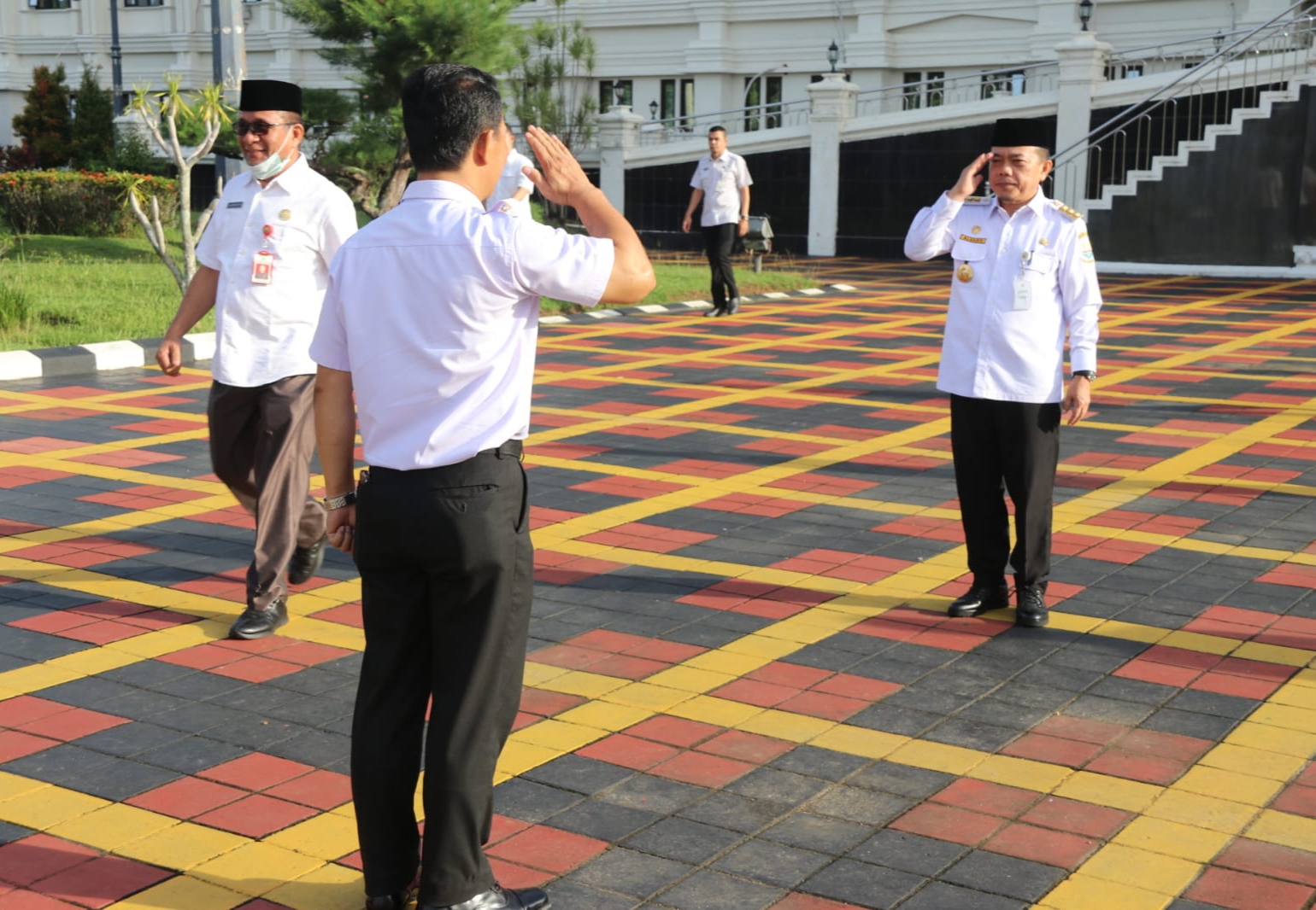 Apel Hari Pertama Dilingkup Pemerintah Provinsi Jambi, Gubernur Jambi Cek Absen Para ASN 