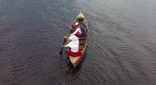 Perahu Anak Sekolah di Air Hitam Laut, Sebuah Perjuangan Demi Suatu Harapan 