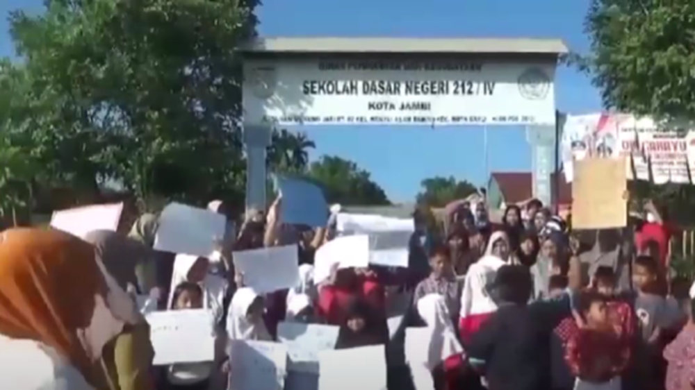 Wali Murid SD N 212 Kota Jambi Gelar Unjuk Rasa Menuntut Sekolah Dibuka Kembali