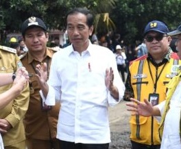 Setelah 2 Bulan, Akhirnya Baju Pesanan di SMKN 4 Jambi Tiba, Presiden Jokowi Langsung Kenakan 