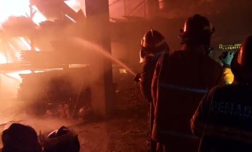 Kebakaran Bangsal Kayu Di Simpang Tiga Sipin, Damkartan Kerahkan 65 Personel