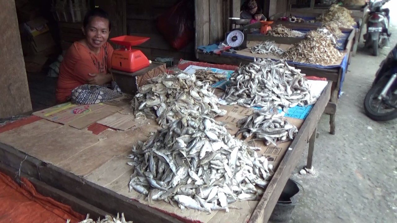 Harga Komoditi Hasil perkebunan merosot, Penjual ikan asin sepi pembeli