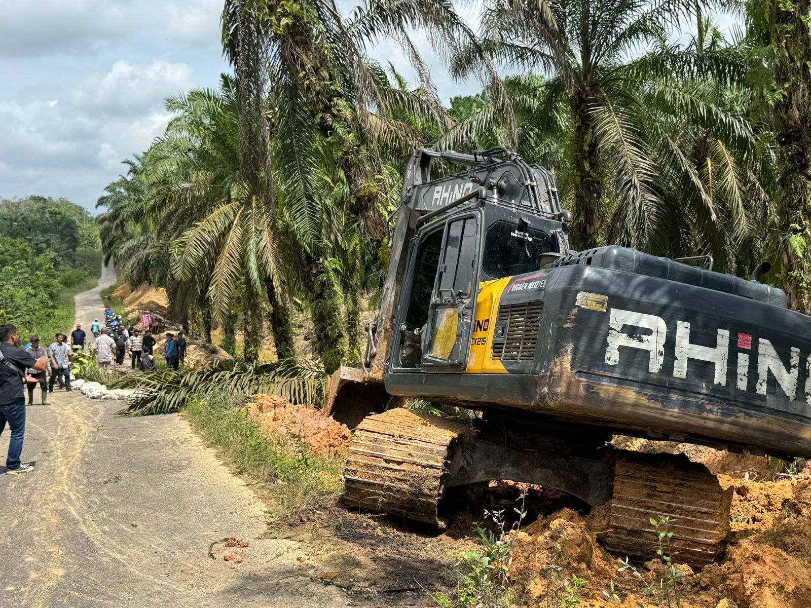 PTPN IV REGIONAL 4 Peduli Perbaiki Jalan Amblas Desa Kampung 9 Kabupaten Batang Hari