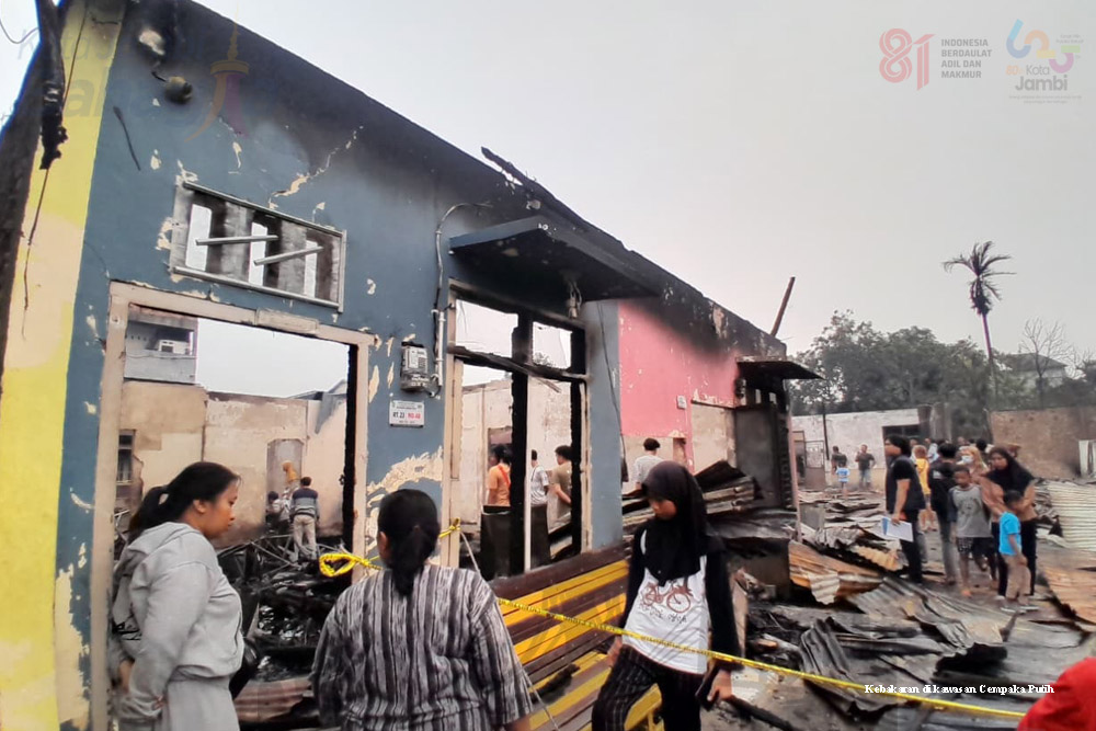 Kobaran Api Hanguskan 19 Rumah di Cempaka Putih Jambi