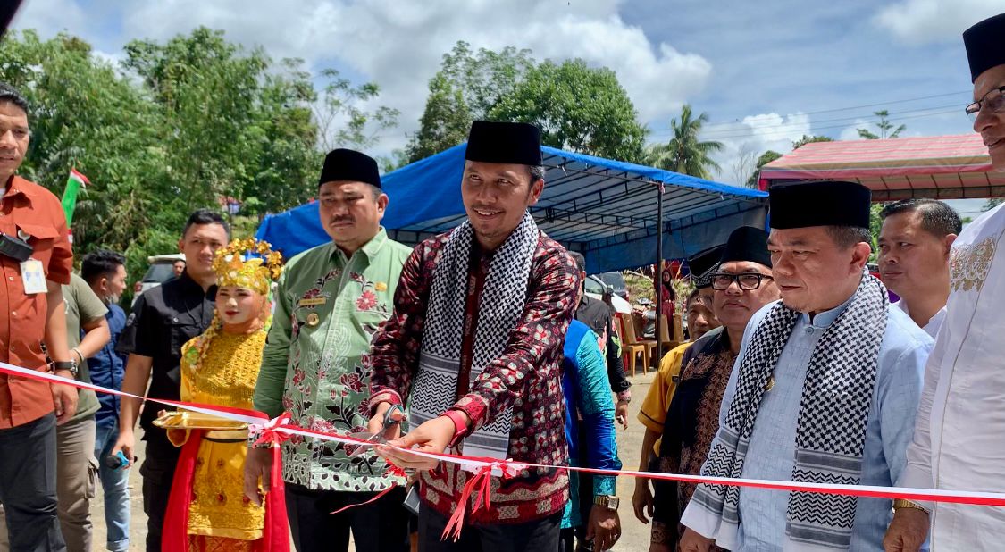 Ketua DPRD Jambi Edi Purwanto Potong Pita Peresmian Masjid Raya di Kabupaten Bungo 