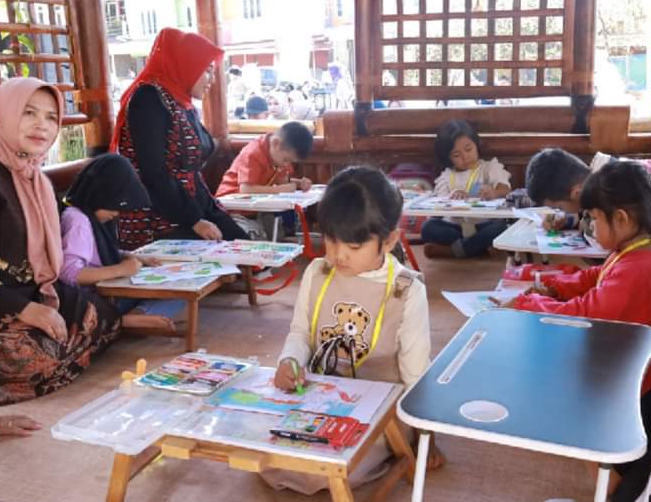 Lomba Mewarnai Tingkat Kota Sungai Penuh di Saung Tepi Sawah dan Resto 