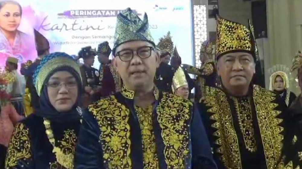 Pakaian Adat Melayu Jambi: Mempersembahkan Keindahan Budaya dan Warisan Tradisional