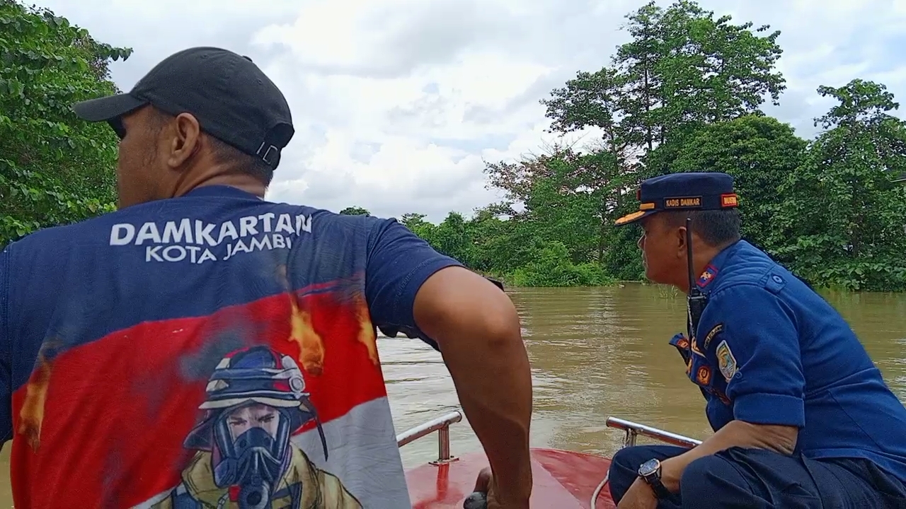 Tinjau Kondisi Banjir di Pemukiman Warga Sepanjang Sungai Batanghari Jambi