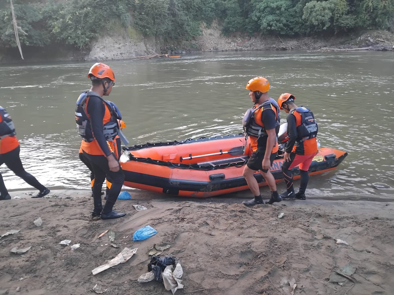 Seorang Remaja Hanyut terbawa arus saat Mandi di Sungai Batang Merangin