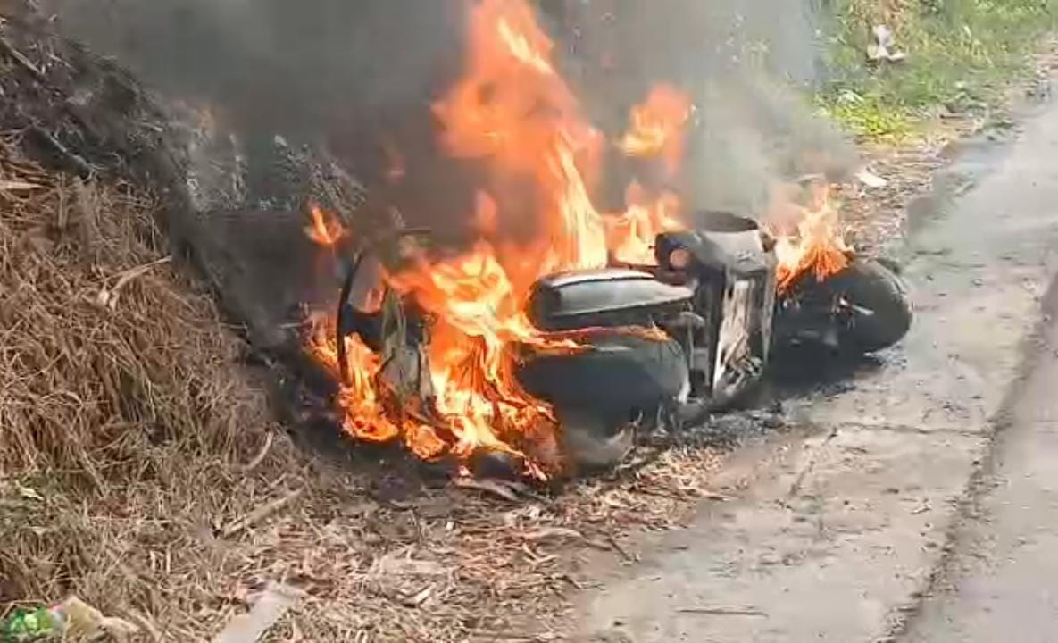 SEPEDA MOTOR TERBAKAR DI JALAN SUNAN DRAJAT, API SEMPAT SENTUH KABEL WIFI