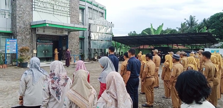 Ketua Fraksi PDI-Perjuangan DPRD Kota Maria Magdalena Menjadi Pembina Disiplin ASN di Kecamatan Alam Barajo