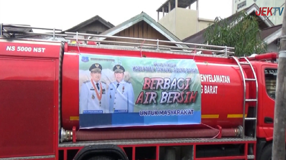 Warga Rela Antri Menunggu Pembagian Air Bersih dari Pemkab Kuala Tungkal Tanjung Jabung Barat