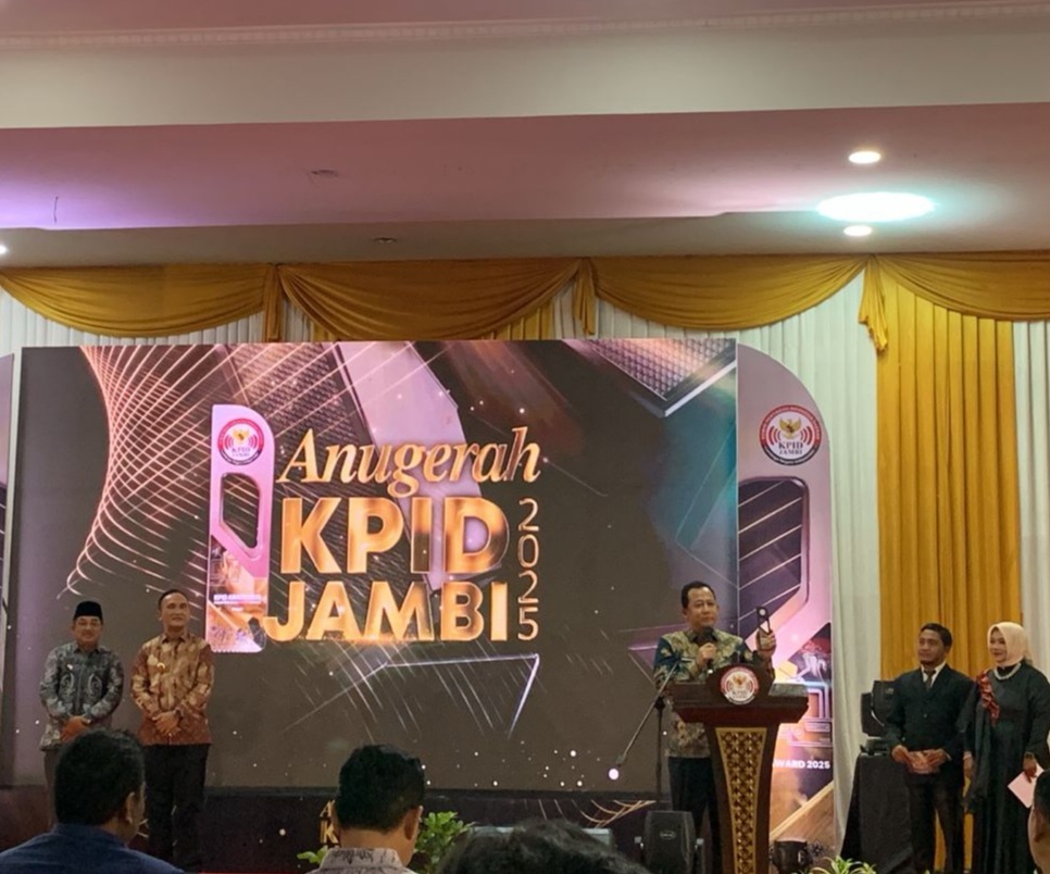Bupati Muaro Jambi Dedikasikan Penghargaan KPID untuk Masyarakat dan Kemajuan Informasi Daerah