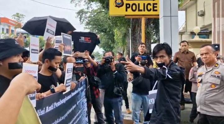Wartawan Gelar Aksi Protes di Mapolda Jambi