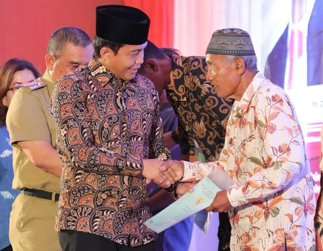 Wamen ATR/Waka BPN Serahkan 500 Sertifikat Tanah di Pekanbaru 