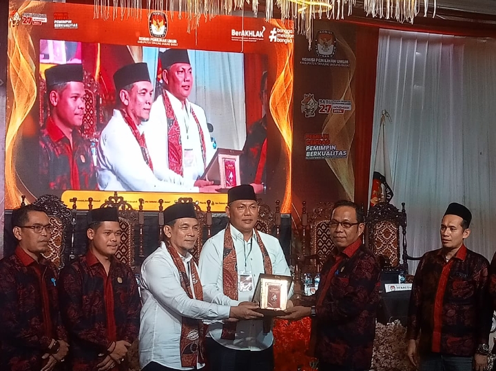 Resmi Daftar Pilkada, KPU Nyatakan Berkas Paslon Hairan-Amin Lengkap dan Diterima