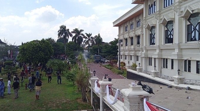 Ricuh!! Fasilitas Kantor Gubernur Jambi Hancur Akibat Supir Angkutan Batu Bara, 3 Anggota Polisi Jadi Korban
