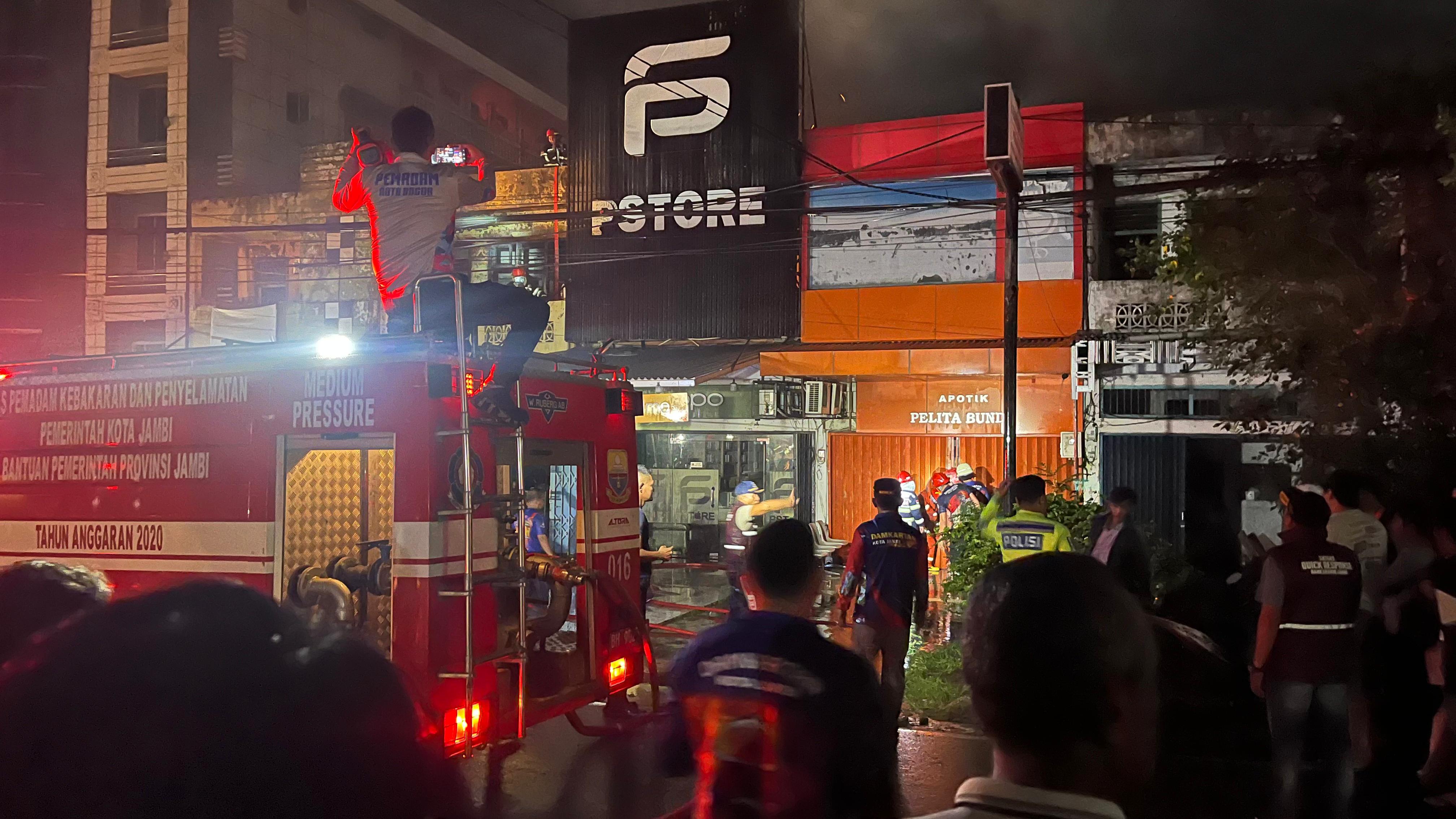 Kebakaran PS Store Jambi, Damkar Kerahkan 13 Armada   