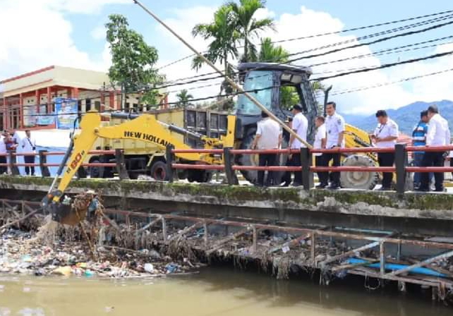 Wali Kota Sungai Penuh Pantau Pembersihan Sungai dan Jalan Rusak di Kawasan Tanah Kampung