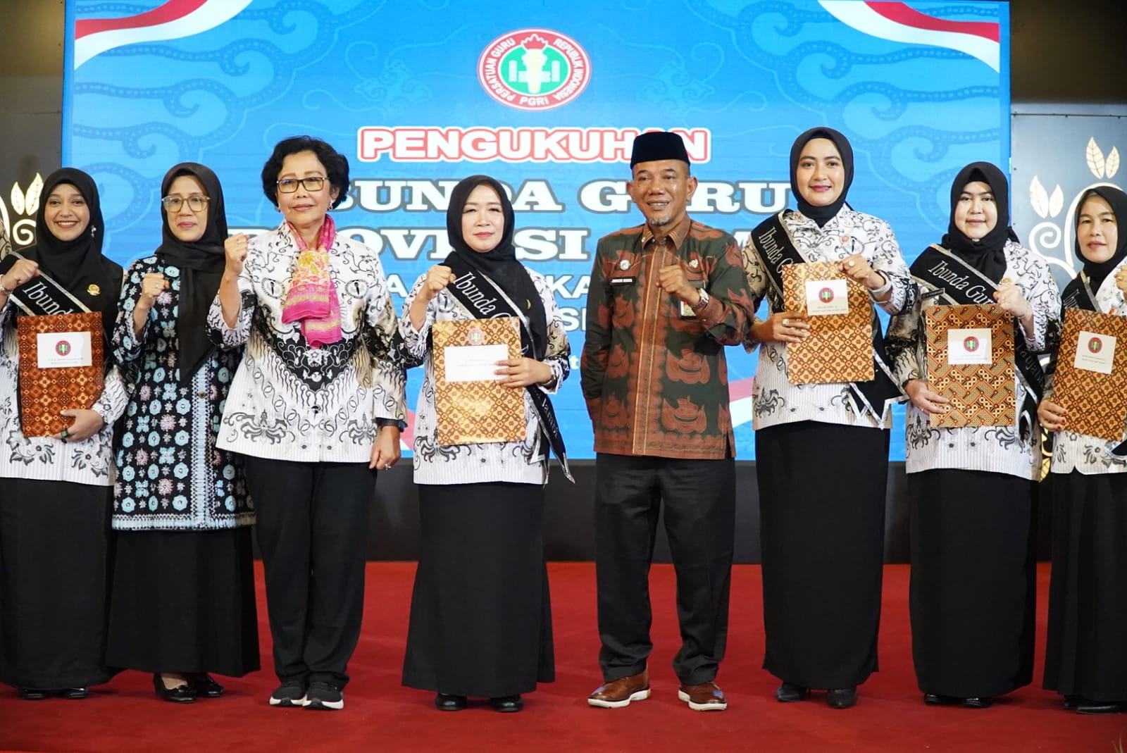 Ketua Umum PGRI Lantik Hesnidar Haris sebagai Ibunda Guru Provinsi Jambi