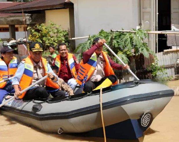 Banjir di Kota Sungai Penuh, Walikota Ahmadi Salurkan Bantuan