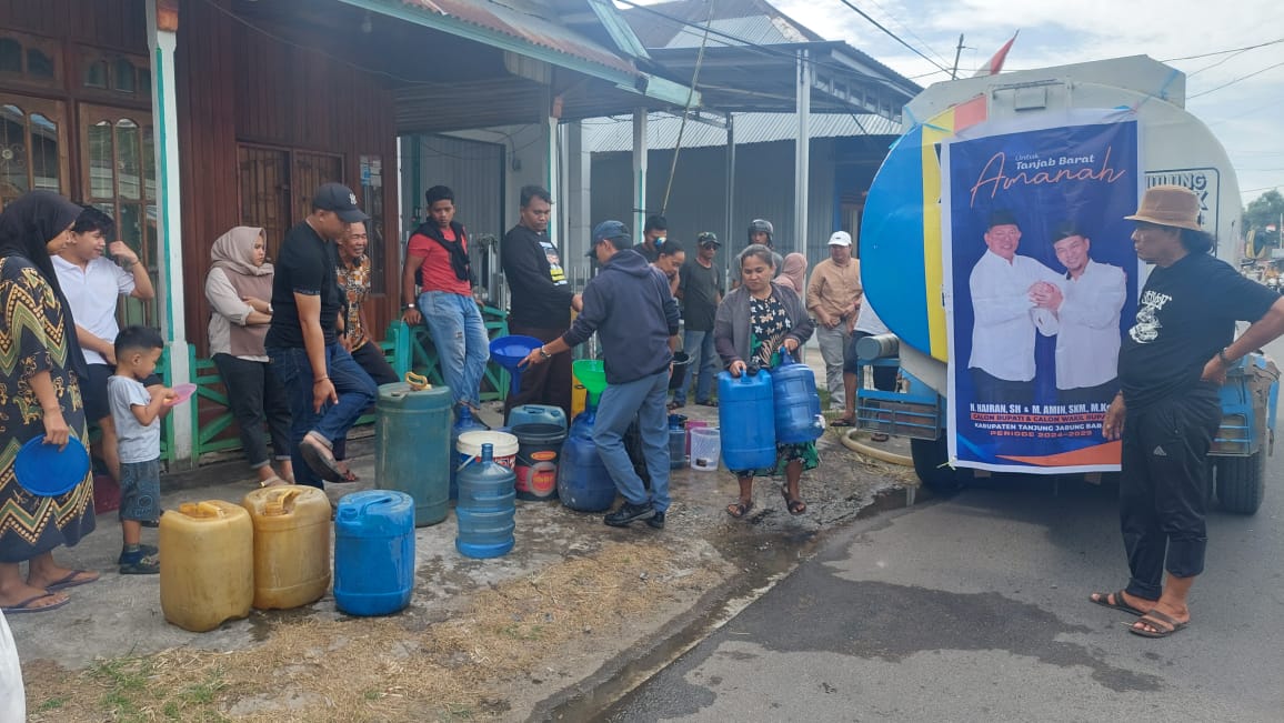 Tak Henti-hentinya, Kini Giliran Tim Milenial Hairan-Amin Bagikan Air Bersih di Kelurahan Tungkal II 