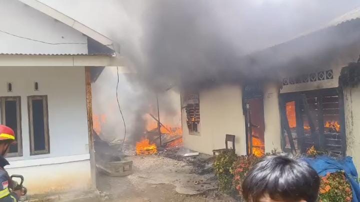 Kebakaran Dua Rumah di Telanaipura, Damkar Kerahkan 8 Armada