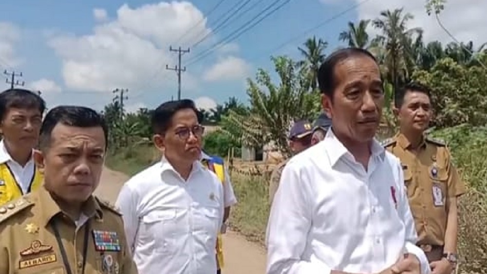 Tinjau Jalan Rusak di Sungai Gelam, Presiden Jokowi : Kita Perbaikin di Bulan Juli dan Agustus