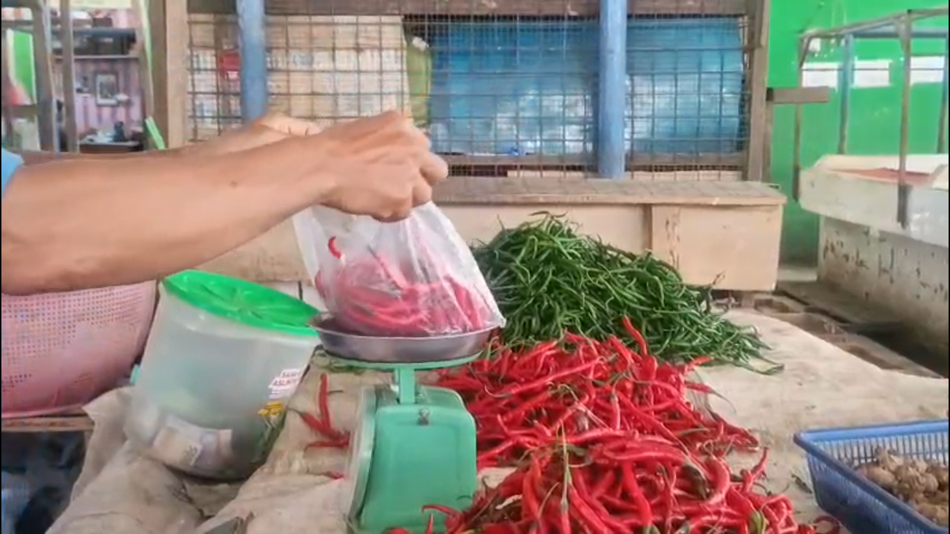 Harga Cabai di Pasar Angso Duo Turun Signifikan