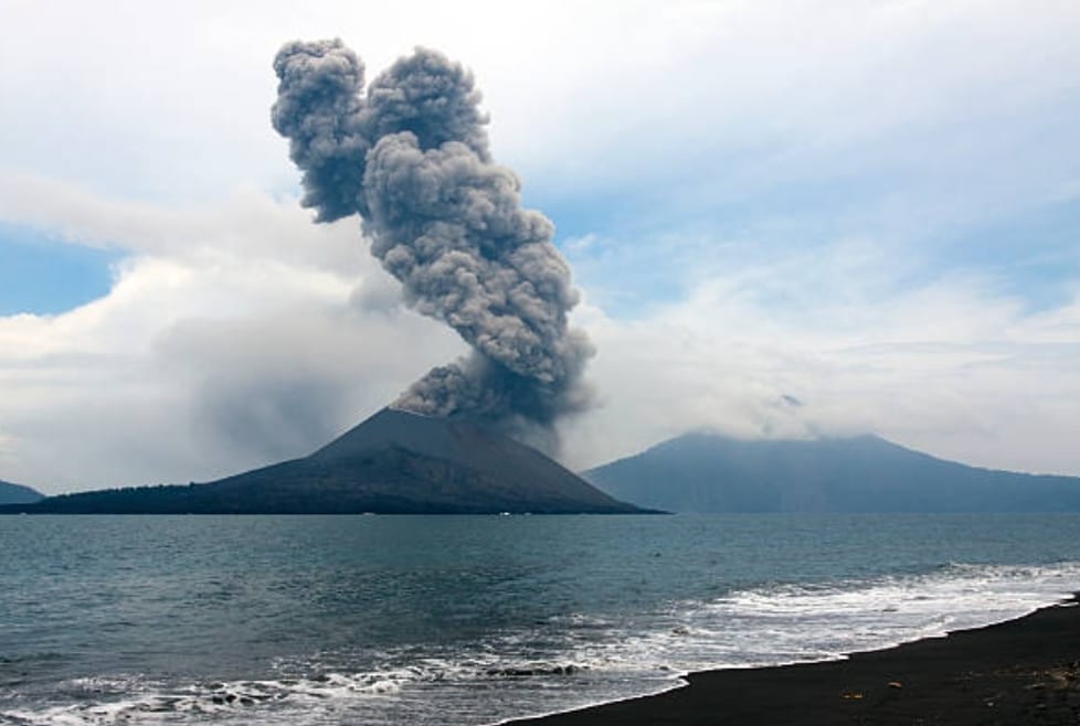 Imbauan Polda Banten, Masyarakat Diminta Tidak Beraktivitas Radius 5 Km dari Gunung Anak Krakatau yang Erupsi