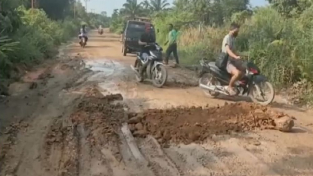 Warga Minta Perbaikan Jalan Lintas Kuala Tungkal Betara di Maksimalkan