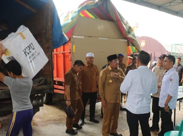 Bupati Tanjung Jabung Barat Tinjau Distribusi Logistik Pemilu 2024