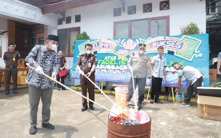 Pemusnahan Barang Bukti dari 73 Perkara Pidana di Kejari Tanjab Barat