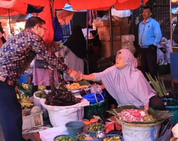 Pantau Kondisi Pasar, Wali Kota Sungai Penuh Ahmadi Berdialog dengan Pedagang