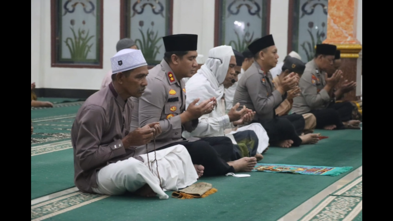 Kapolres Tanjab Barat Gelar Subuh Keliling Bersama Masyarakat